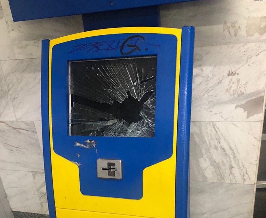 В Харькове вандалы разбили терминал пополнения карточек метро. Фото: ХСалтовка
