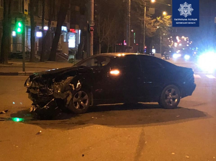 В Харькове пьяный водитель устроил ДТП. Фото: патрульная полиция