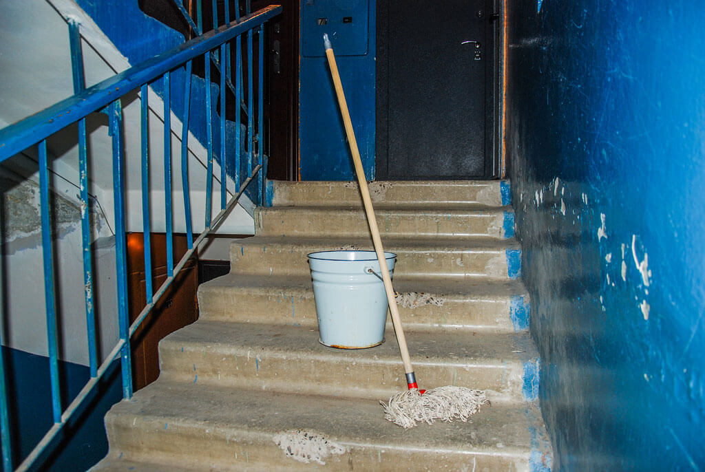 Карантин в Киеве: в жилых домах будут чаще убирать подъезды