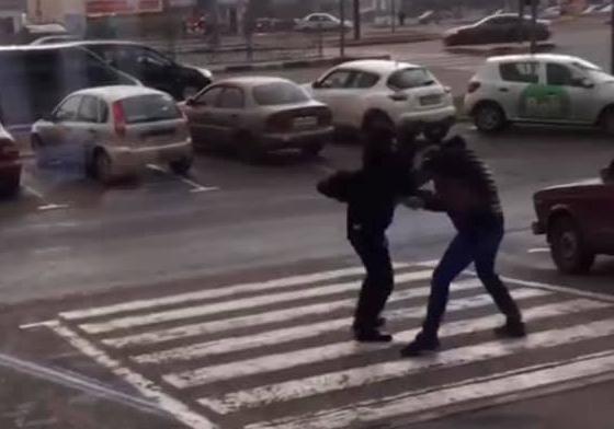 Новость - События - Поножовщина возле супермаркета: на Одесской мужчину несколько раз пырнули ножом