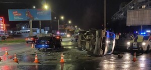 В Одессе из-за ДТП перевернулся микроавтобус: есть пострадавшие 