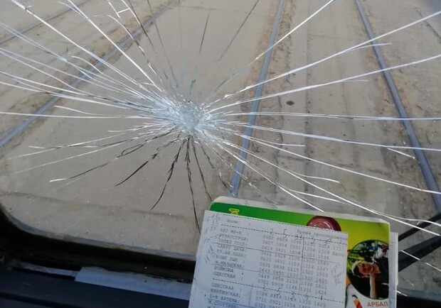 Блокировали движение трамваев и разбили стекло: полиция расследует утренние нарушения фото