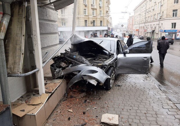 Всмятку: в центре Харькова машина влетела в дом фото
