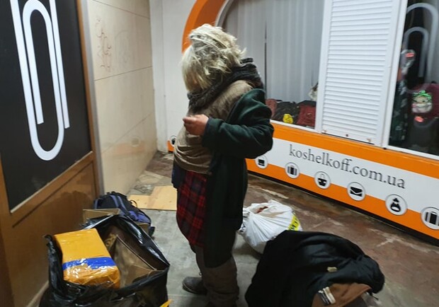 "Главное — не замерзнуть": в подземных переходах харьковского метро поселились бездомные фото