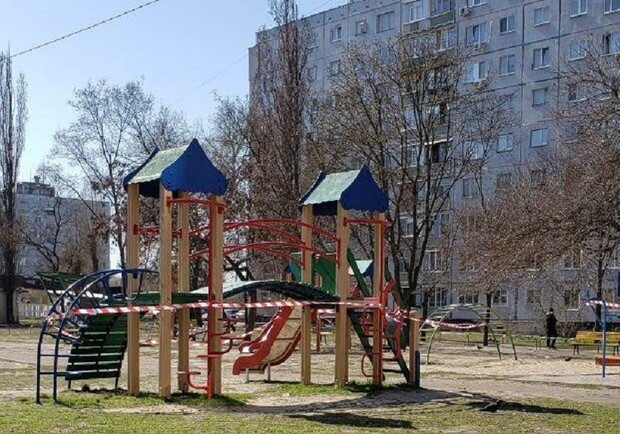 "Карантин — это не каникулы": в Харькове опечатывают детские и спортивные площадки фото