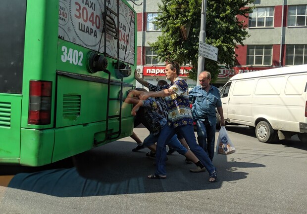Харькове пассажиры толкали троллейбус. Фото иллюстративное: twitter.com