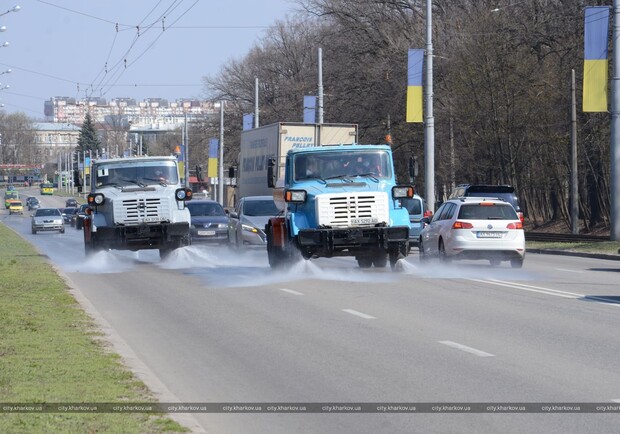 В Харькове дезинфицируют дороги. Фото: горсовет