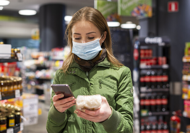 По телефону не говори, без маски не входи: какие правила ввели в магазинах и аптеках Запорожья