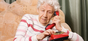 Привезут продукты и лекарства: где просить помощи одиноким и пожилым киевлянам