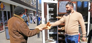 Полка добра: на Черемушках людям бесплатно раздают хлеб