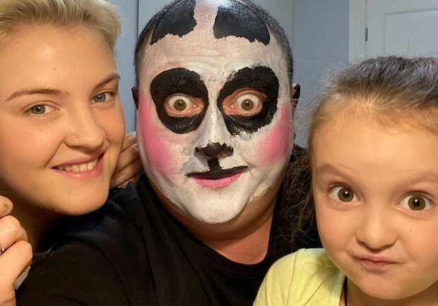 Сами стригутся и готовят еду: как проводят карантин известные днепряне