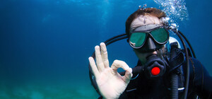 Море по колено: мужчина переплыл Днепр, чтобы попасть на 