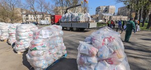 По Одессе волонтеры развозят помощь нуждающимся: созданы три опорных пункта