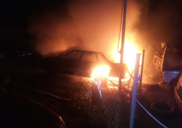 В Харькове подожгли автомобили на стоянке. Фото: ГУ ГСЧС