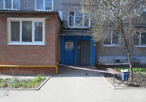 Вонзила нож в голову: мужчина, на которого напала знакомая на Салтовке, умер фото