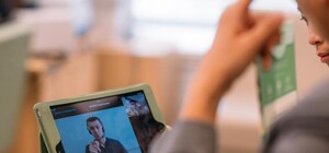 Сурдоперевод на планшете: в поликлиниках Харькова появилась услуга для людей с нарушением слуха