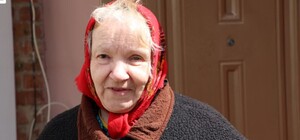 Карантин: в Полтаве волонтеры Красного креста раздают продуктовые наборы людям, нуждающимся в помощи