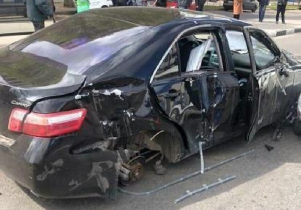 Снесла ограждение и вылетела на "встречку": девушка на Toyota Camry устроила ДТП в районе Гагарина фото