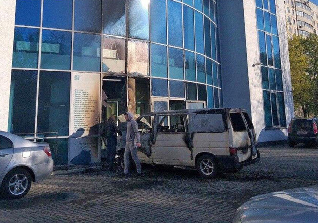 Загорелся фасад: в Харькове горящий микроавтобус въехал в стену медцентра фото