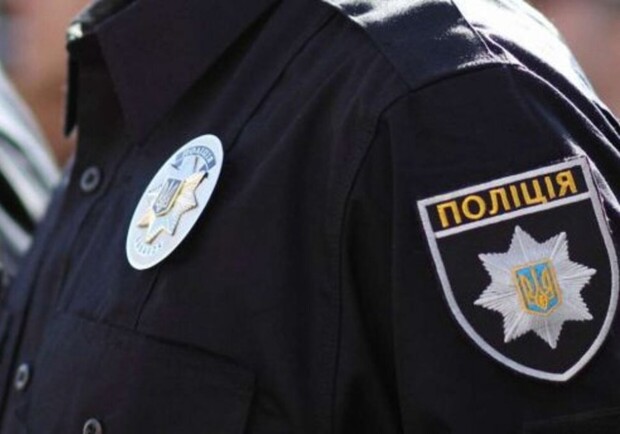 Разделся и ударил палкой: в Харькове темнокожий мужчина напал на полицейских фото
