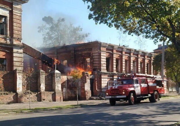 Пожар в центре Харькова: подожгли заброшенную фабрику. Фото: ГСЧС