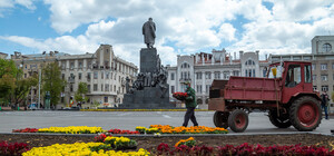 Петуния, бегония, колеус: в саду Шевченко высаживают 200 000 цветов