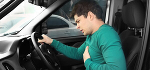 Судомило і посиніло обличчя: на Трускавецькій у водія стався інсульт за кермом 