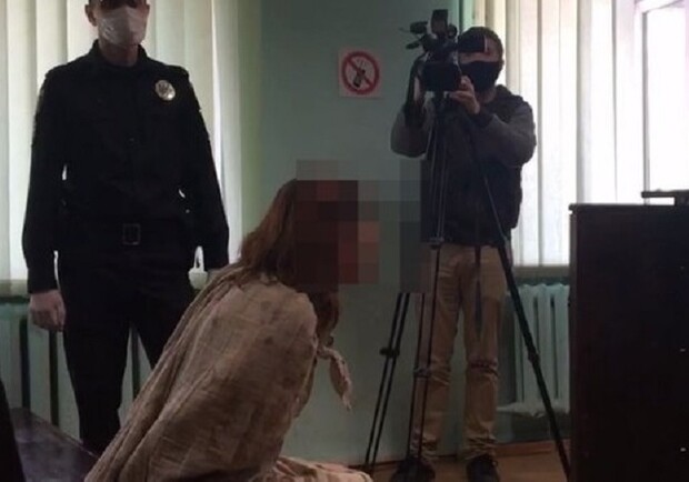 "Вы — не судья, Бог — мой судья": женщину, которая гуляла с головой дочери, доставили в суд фото