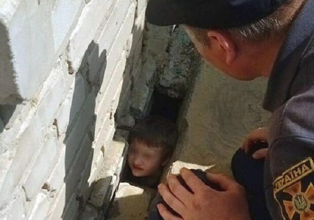 В бетонной ловушке: под Харьковом ребенок застрял в конструкциях заброшенной школы фото