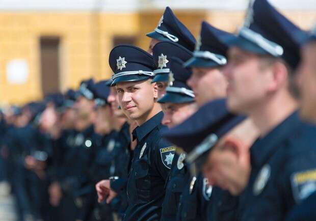 "Подтянем спецназ": в Харькове полиция взяла под охрану памятники фото