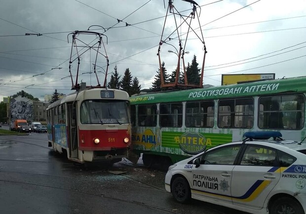 Вылетело лобовое стекло: в Харькове столкнулись два трамвая фото