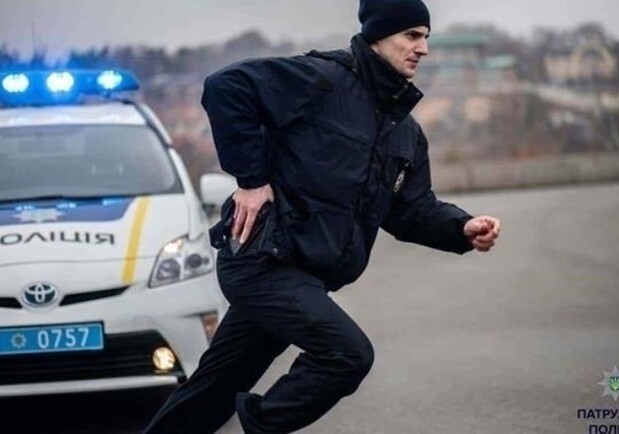 В Харькове патрульный стрелял по колесам угнанного автомобиля. Фото иллюстративное: патрульная полиция