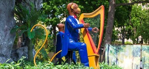 Обезьяны во фраках: в центре Харькова 