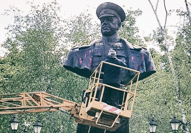 В Харькове облили краской памятник Жукову. Фото: ВПО Фрайкор
