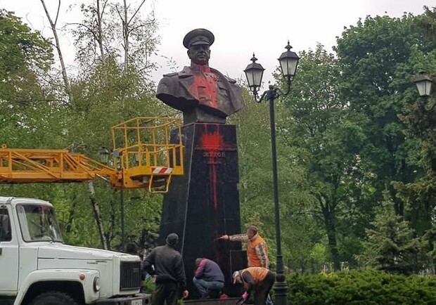 В Харькове снова облили краской памятник Жукову. Фото: ВПО Фрайкор