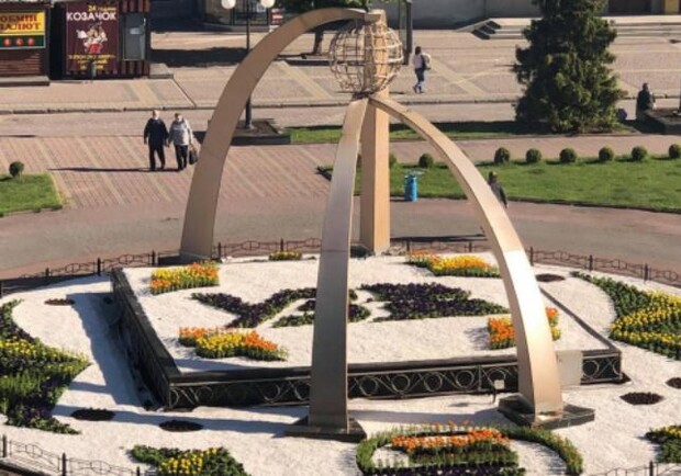 В Харькове возле Южного вокзала появилась цветочная инсталляция. Фото: pz.gov.ua