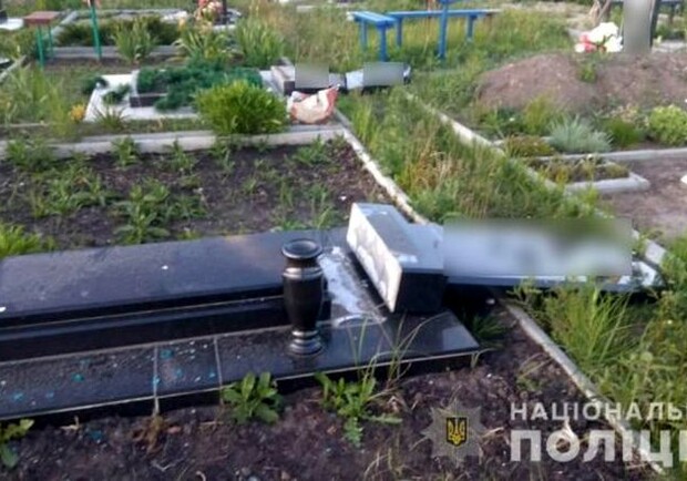 Повредили 13 могил: под Харьковом дети устроили вандализм на кладбище - фото