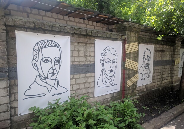 Выставка портретов украинских писателей "Поличка"  - фото