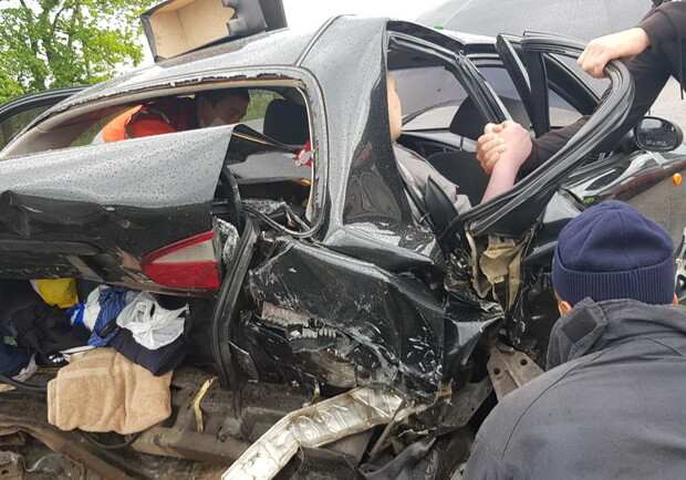 На окружной спасатели вырезали пассажира из искореженного автомобиля. Фото: kh.dsns.gov.ua