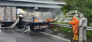 Разлилась соляная кислота: под Харьковом столкнулись грузовики