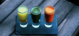 Неони, шоти і музика: на Краківській відкрили незвичайний бар