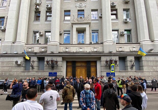 В центре Харькова протестующие перекрыли дорогу. Фото: ХС