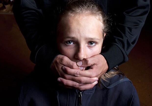 од Харьковом мужчина пытался изнасиловать 13-летнюю девочку. Фото: versiya.info