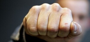 Гулял с девушкой: в саду Шевченко охрана избила парня