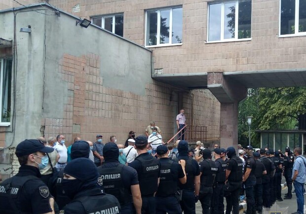 В Харькове полиция открыла три уголовных производства из-за событий под больницей для чернобыльцев. Фото: hk.npu.gov.ua