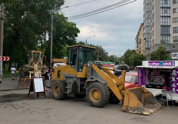 В сквере "Стрелка" заблокировали работу мобильных кофеен. Фото: Харьков 1654
