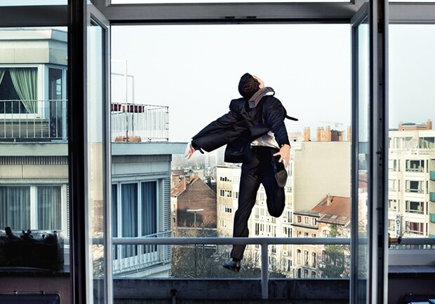 В центре Харькова парень выпрыгнул из окна. Фото иллюстративное: zab.ru