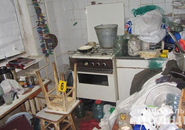 Присыпал солью: харьковчанин 10 дней прожил в квартире с умершими родителями - фото