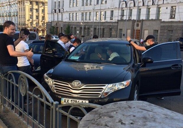 В центре Харькова обыскали автомобиль чиновника горсовета. Фото: ХХ