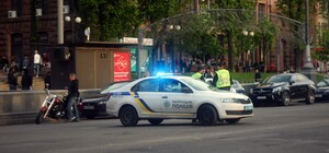 Любители штрафов: столичные патрульные попались на месте для автохамов